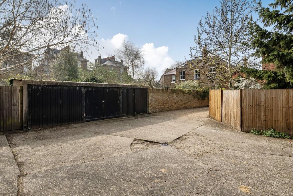 Additional image 16 of 2 bed maisonette for saleDorset Road, Windsor SL4