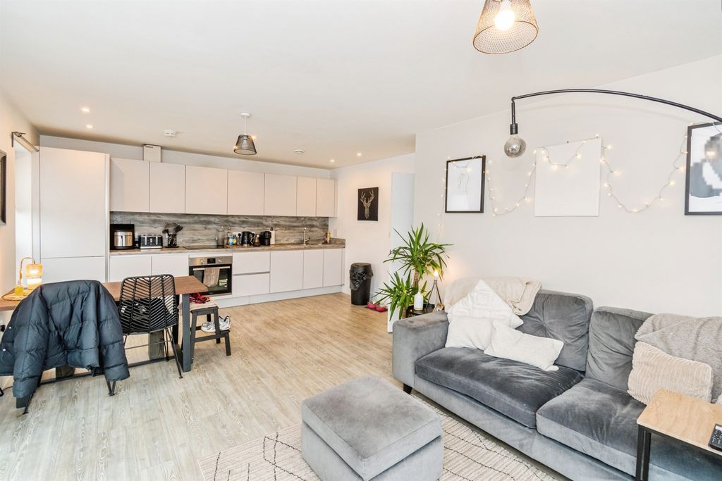 Additional image 4 of 2 bed flat for saleMeridian Way, Southampton SO14