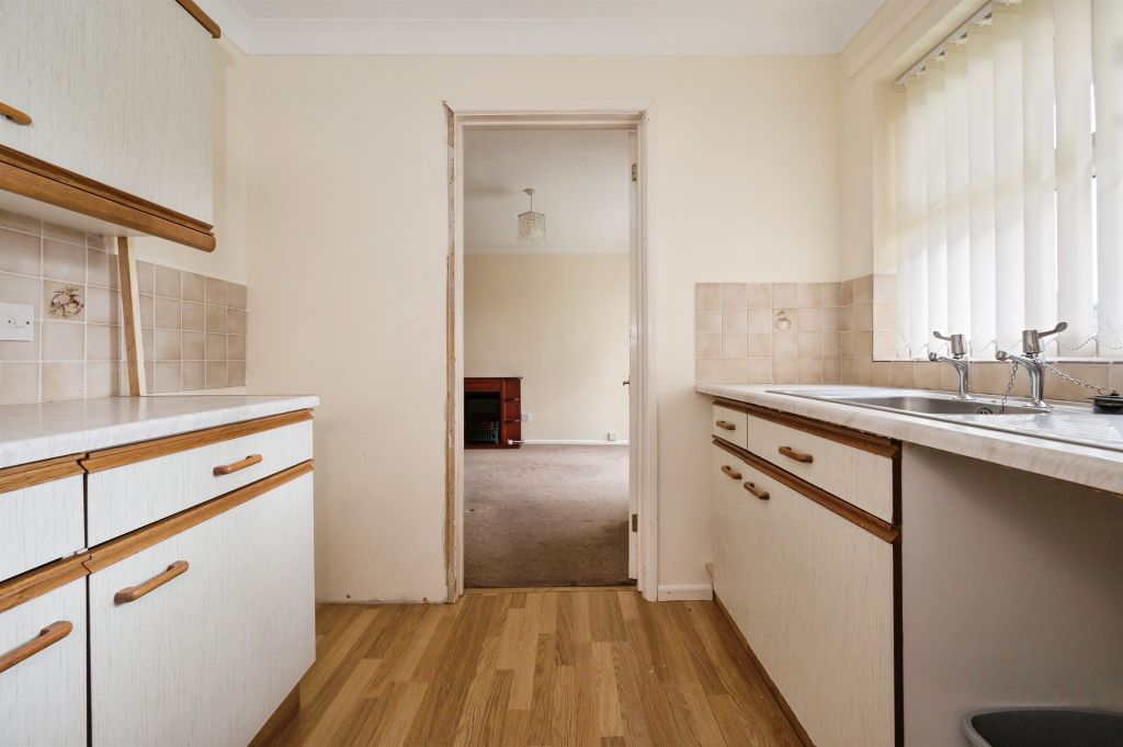 2 bed flat for salePine Drive, Southampton SO18 photo 5