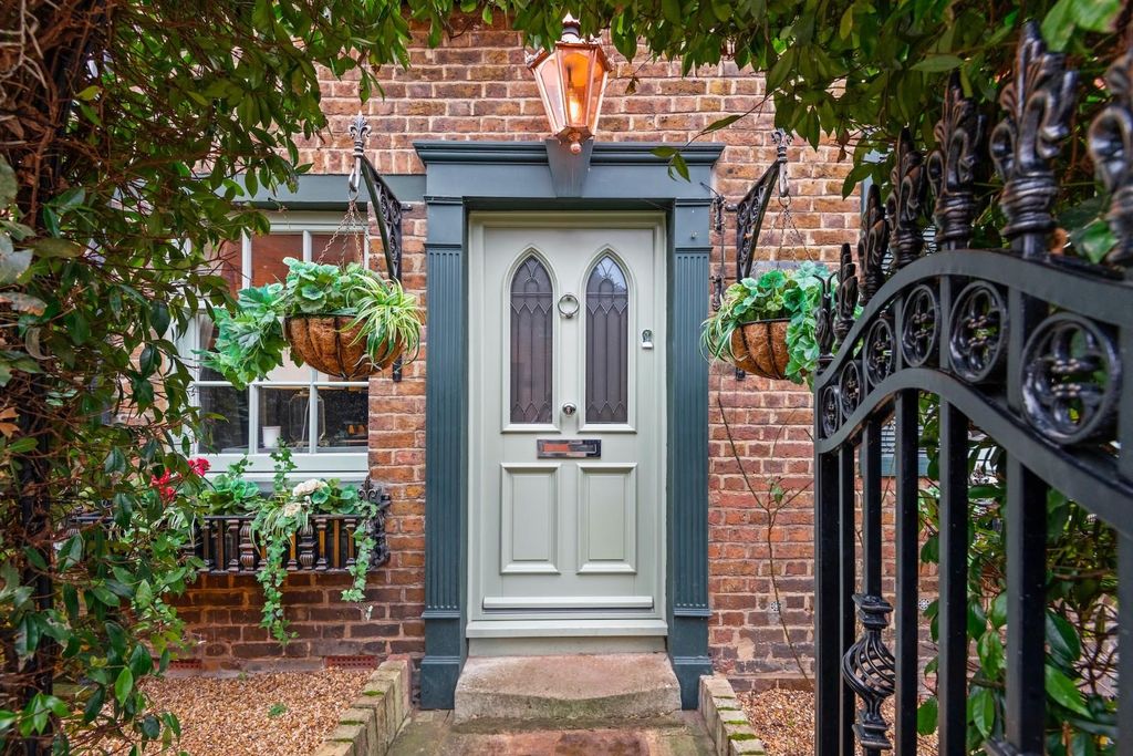 Additional image 2 of 4 bed property for saleSt. Albans Street, Windsor SL4