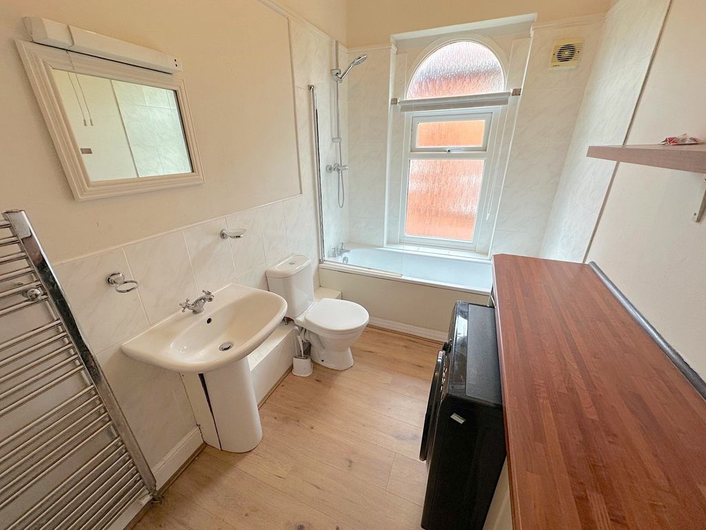 Additional image 8 of 2 bed flat for saleTettenhall Road, Tettenhall, Wolverhampton WV6