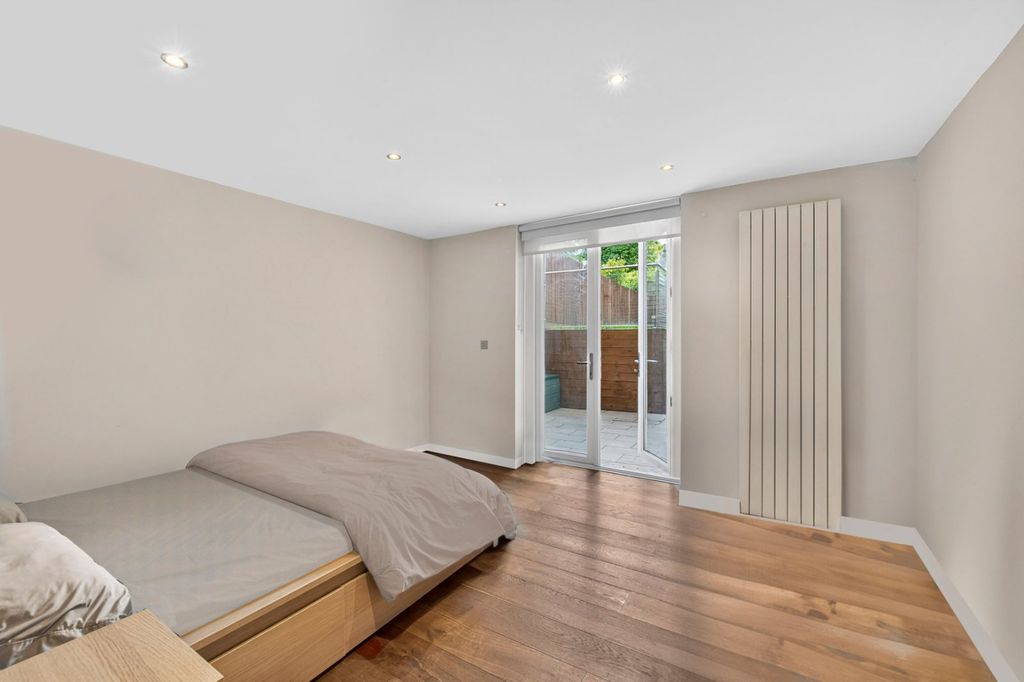 Additional image 5 of 2 bed flat for saleMontague Road, Richmond TW10