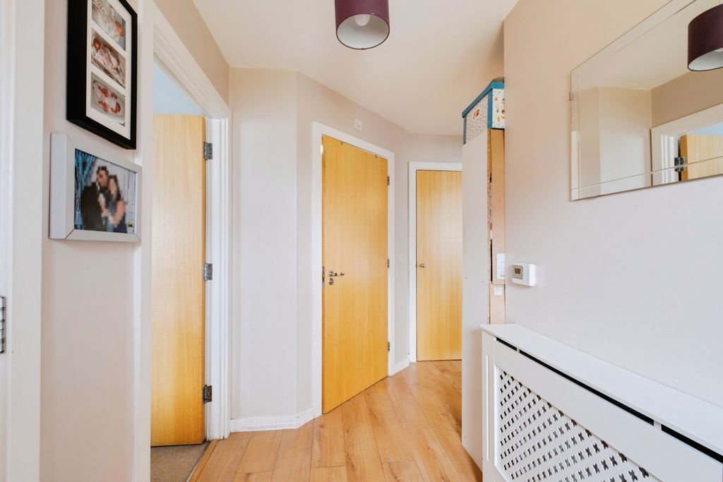 Additional image 10 of 2 bed flat for saleQueen Katherine Road, Lymington SO41