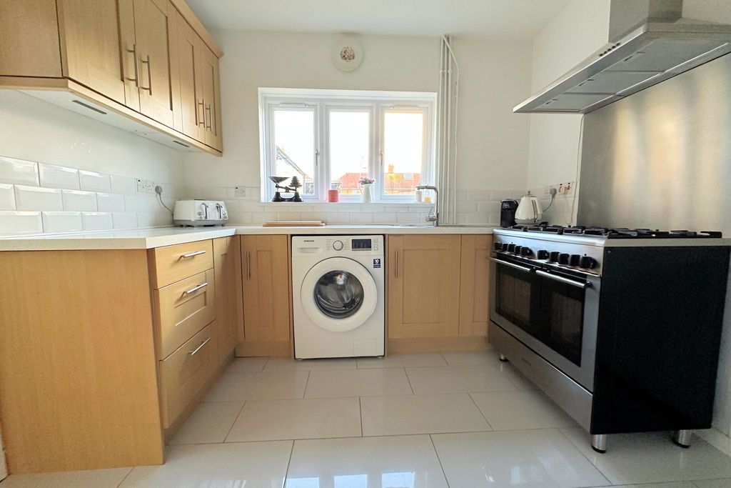 3 bed semi-detached house for saleBlakemere Crescent, Paulsgrove PO6 photo 5