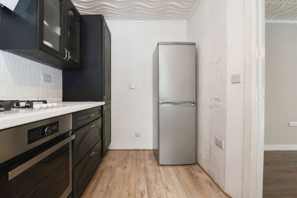 2 bed flat for saleBerwick Close, Southampton SO16 photo 5