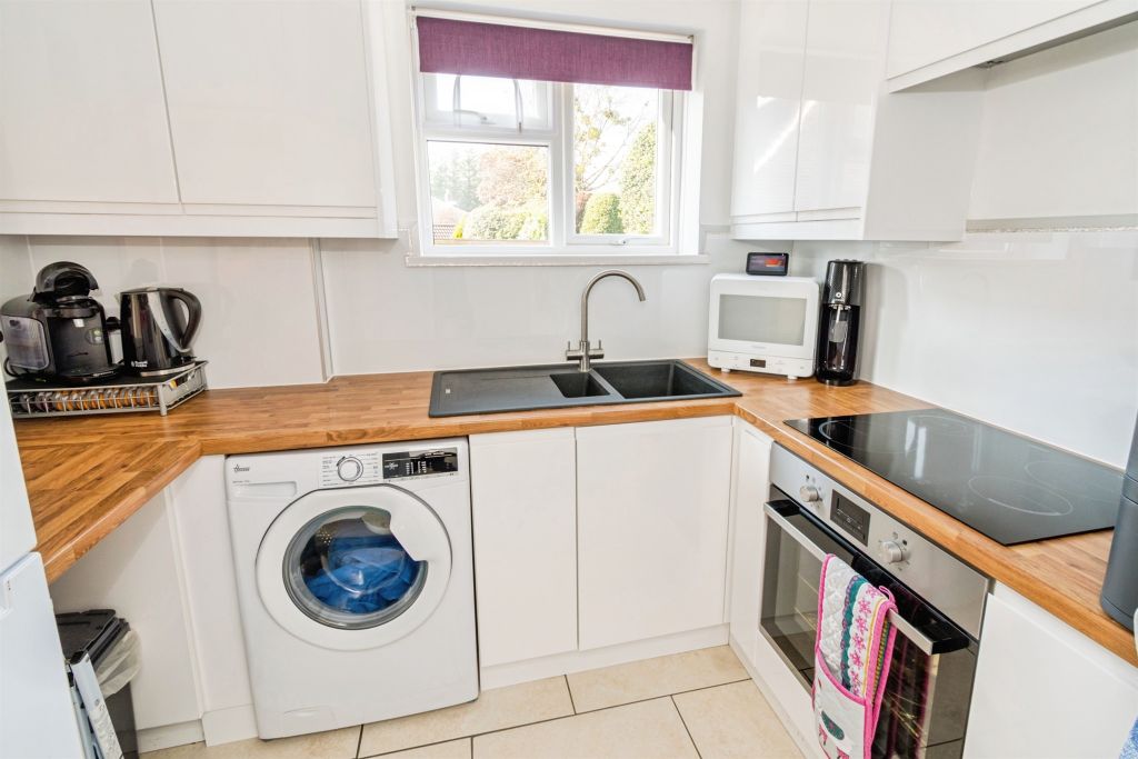 2 bed maisonette for saleDean Road, Southampton SO18 photo 2