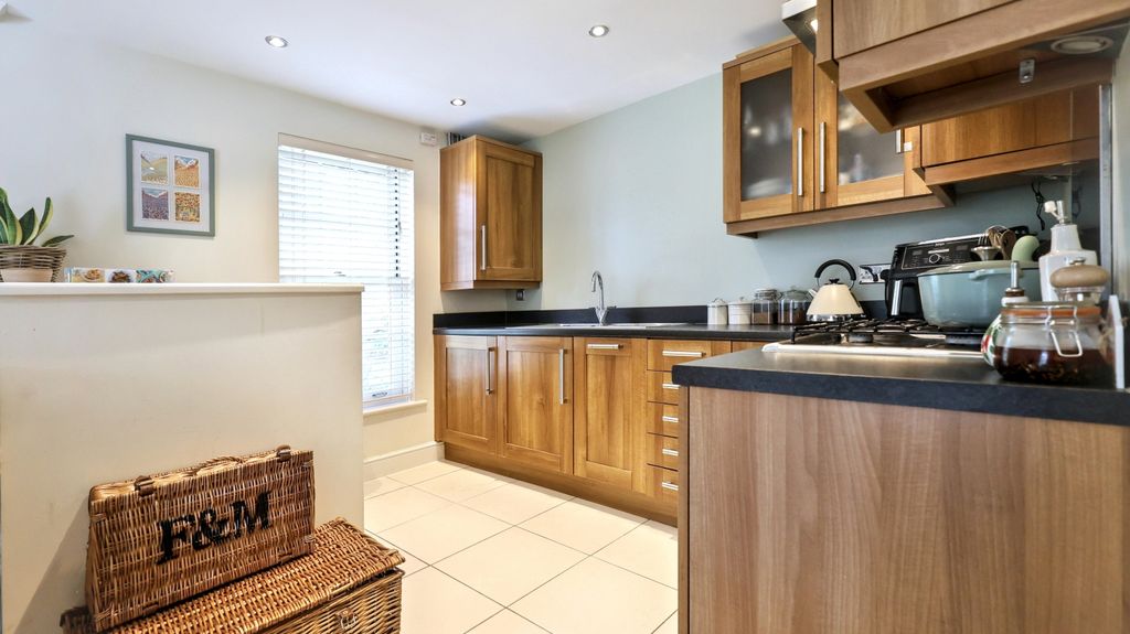 Additional image 6 of 2 bed flat for saleFlat 1 Chichester House, 45A Woodgreen, Witney OX28