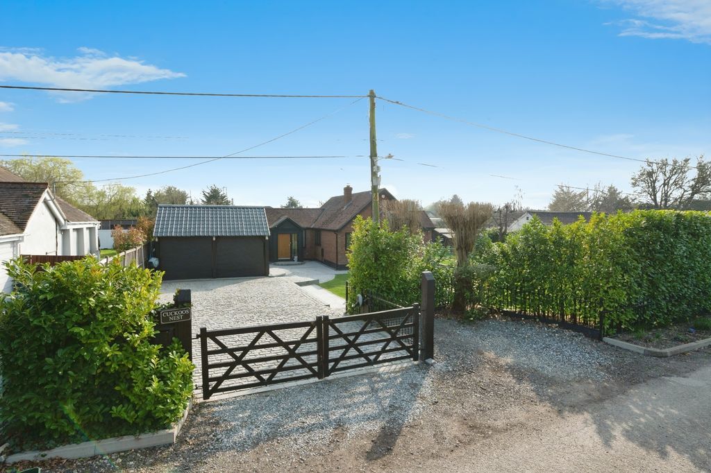 3 bed detached house for saleThe Chase, Wickford, Essex SS12