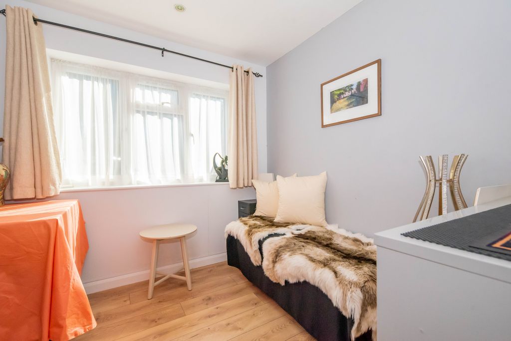 Additional image 10 of 4 bed semi-detached house for saleIves Close, Yateley, Hampshire GU46