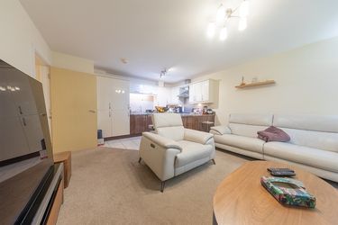 2 bed flat for saleCastlecroft Road, Castlecroft WV3 photo 3