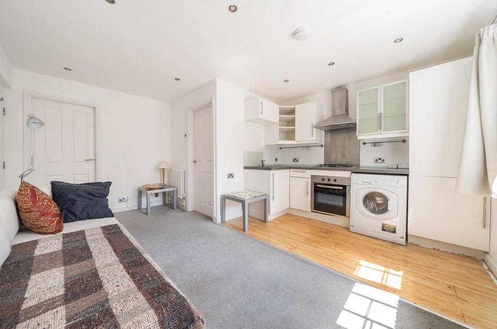 Additional image 4 of 1 bed flat for saleOld Commercial Road, Portsmouth, Hampshire PO1