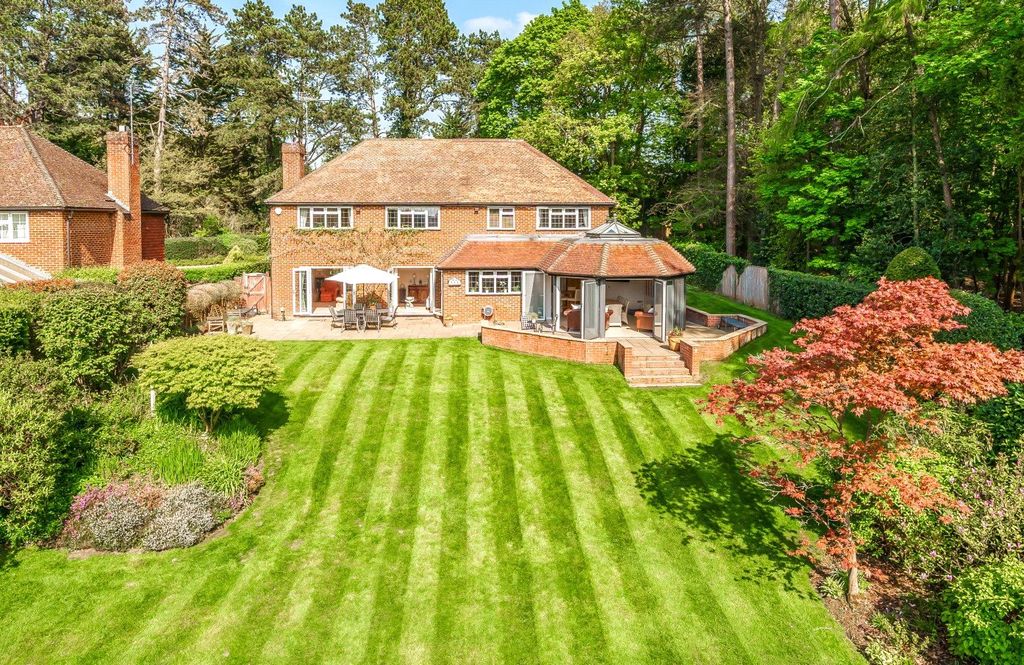 4 bed detached house for saleHook Heath Road, Hook Heath GU22