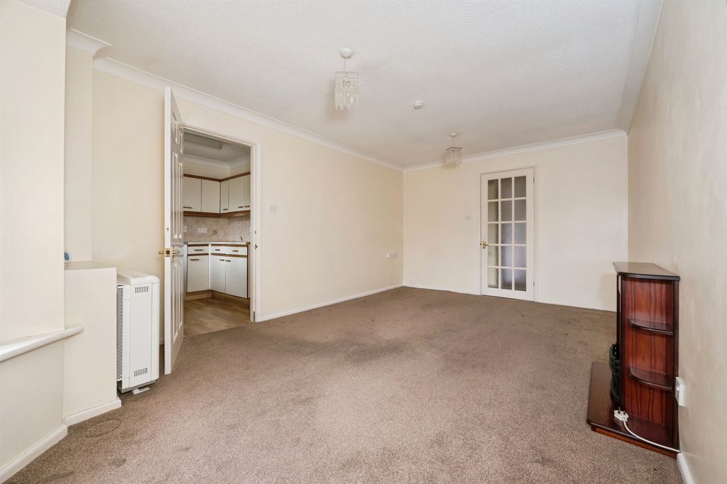 2 bed flat for salePine Drive, Southampton SO18 photo 3