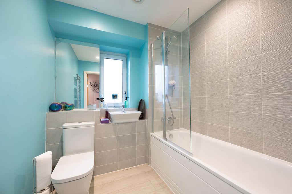 2 bed flat for saleSpenser, Keel Road SO19 photo 4