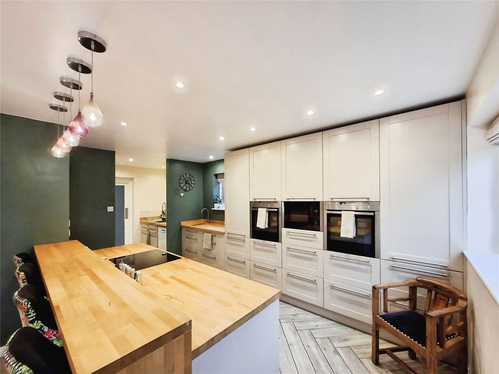 Additional image 3 of 5 bed detached house for saleColeridge Avenue, Yateley, Hampshire GU46