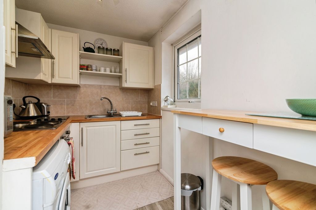 1 bed flat for saleMilburn Grove, Bingham, Nottingham, Nottinghamshire NG13 photo 3