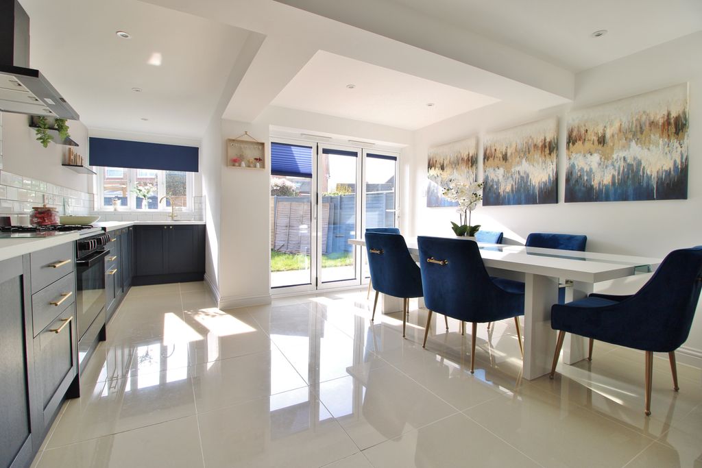 Additional image 2 of 3 bed detached house for saleLapwing Road, Southsea PO4
