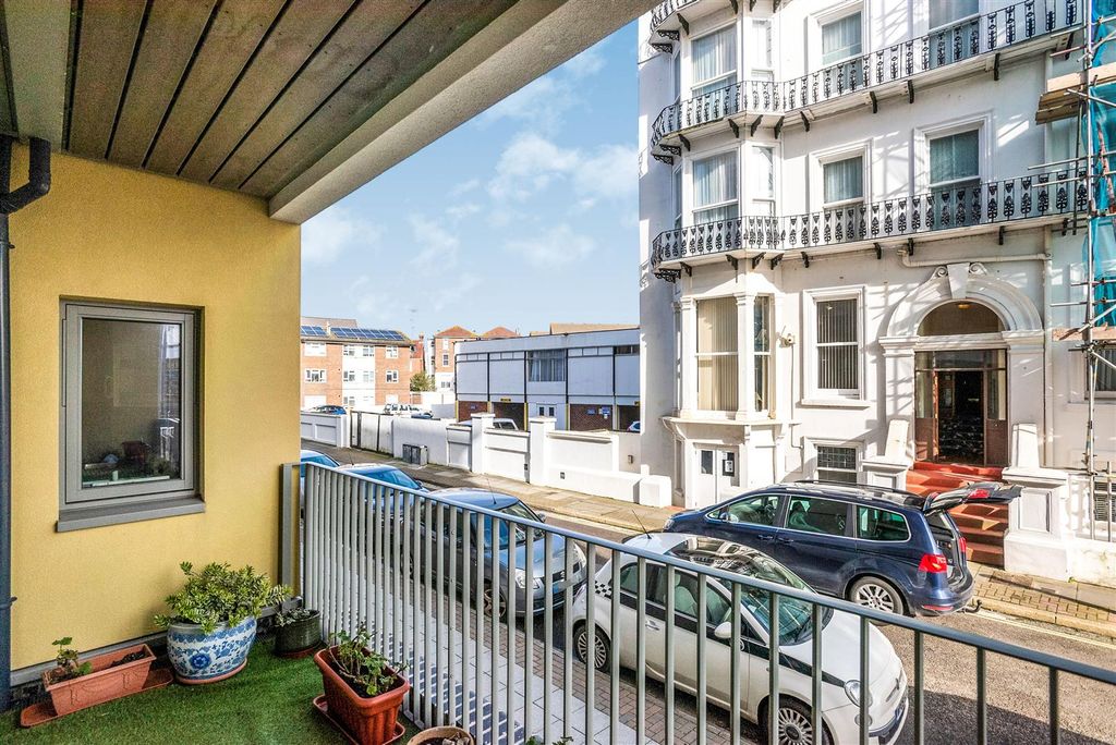 Additional image 4 of 1 bed flat for saleSouth Parade, Southsea, Hampshire PO4