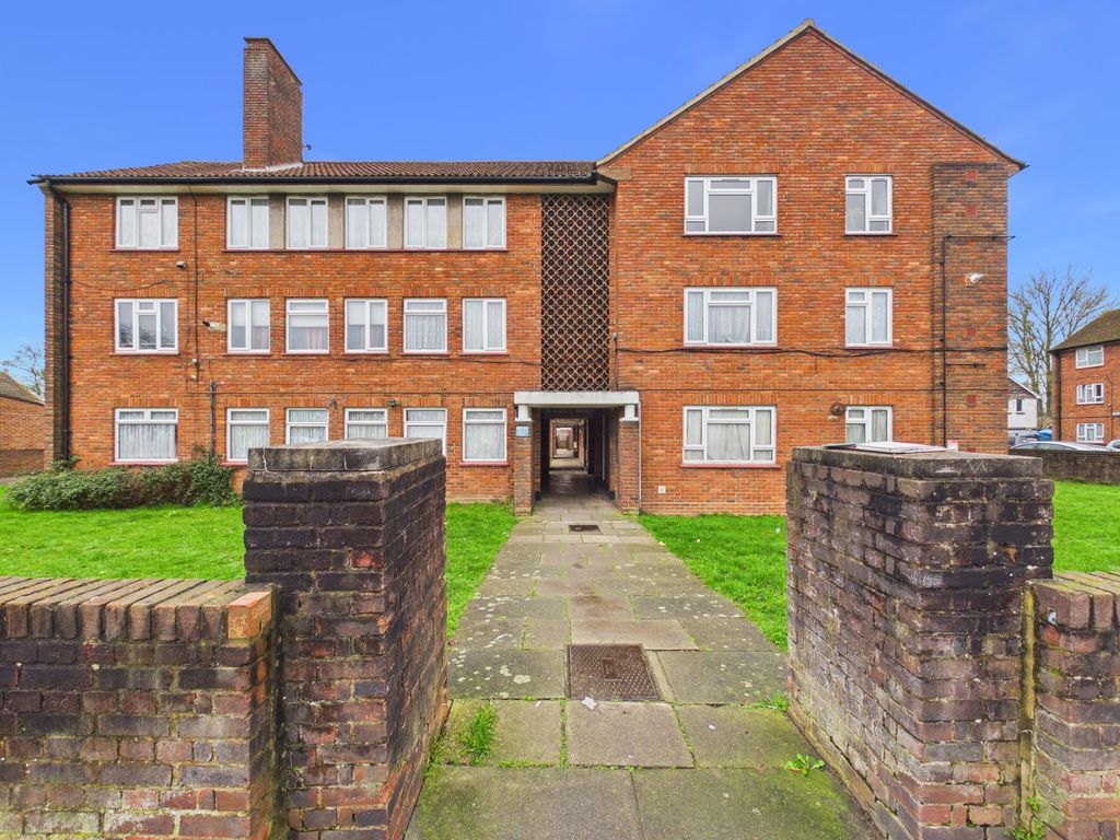3 bed flat for saleConvent Road, Ashford, Surrey TW15