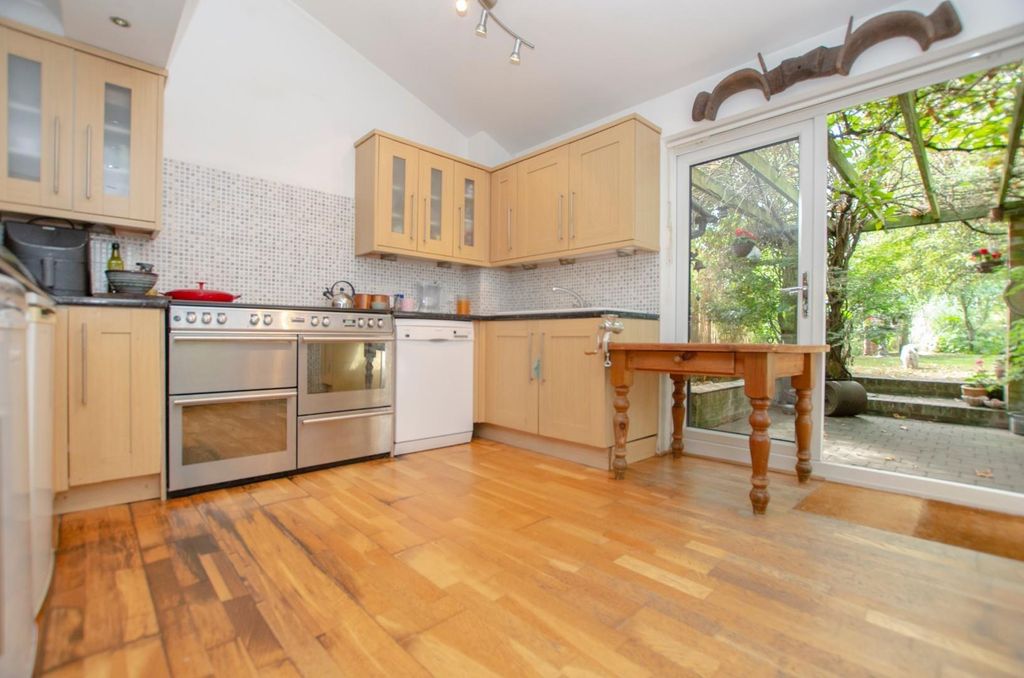 Additional image 18 of 2 bed cottage for salePortsmouth Road, Southampton SO19