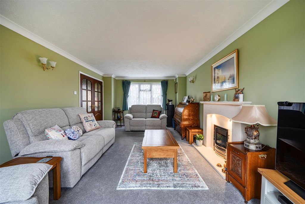 Additional image 29 of 5 bed detached house for saleDunsmore Gardens, Yateley, Hampshire GU46