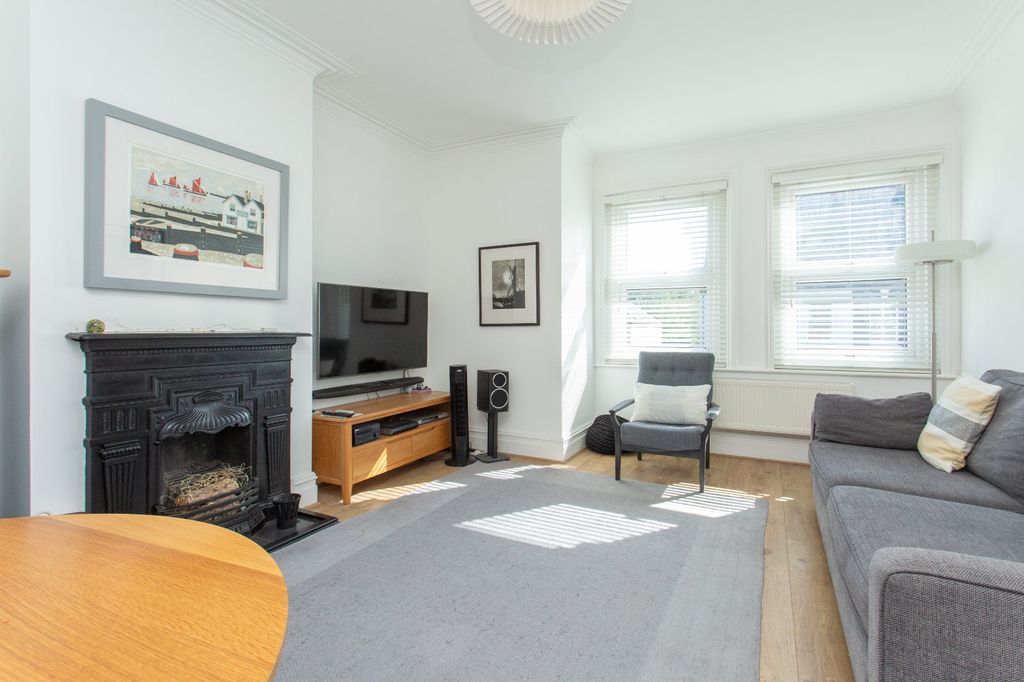 2 bed flat for saleWynn Road, Whitstable, Kent CT5 photo 5