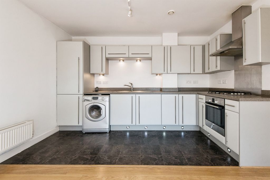 2 bed flat for saleArchers Road, Southampton SO15 photo 4