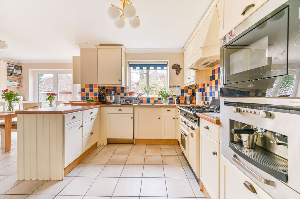 Additional image 3 of 5 bed detached house for saleRoyal Avenue, New Malden, Worcester Park KT4