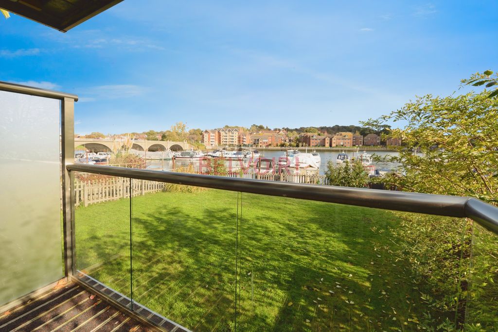 2 bed flat for salePriory Road, St Denys, Southampton SO17
