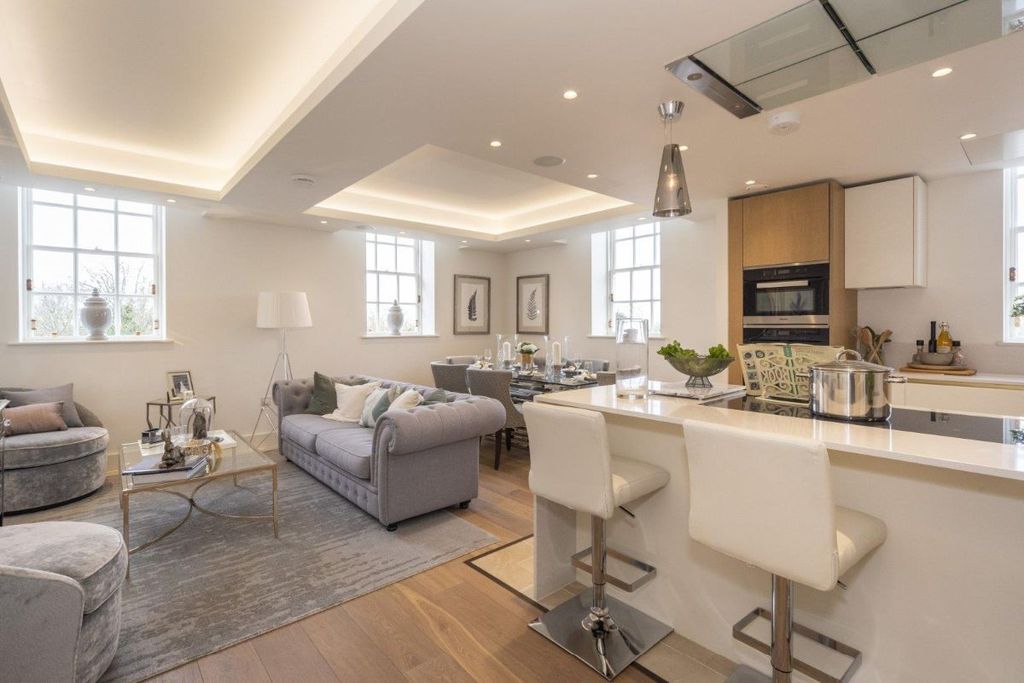 Additional image 2 of 3 bed flat for saleFlat, Star & Garter House, Richmond Hill, Richmond TW10