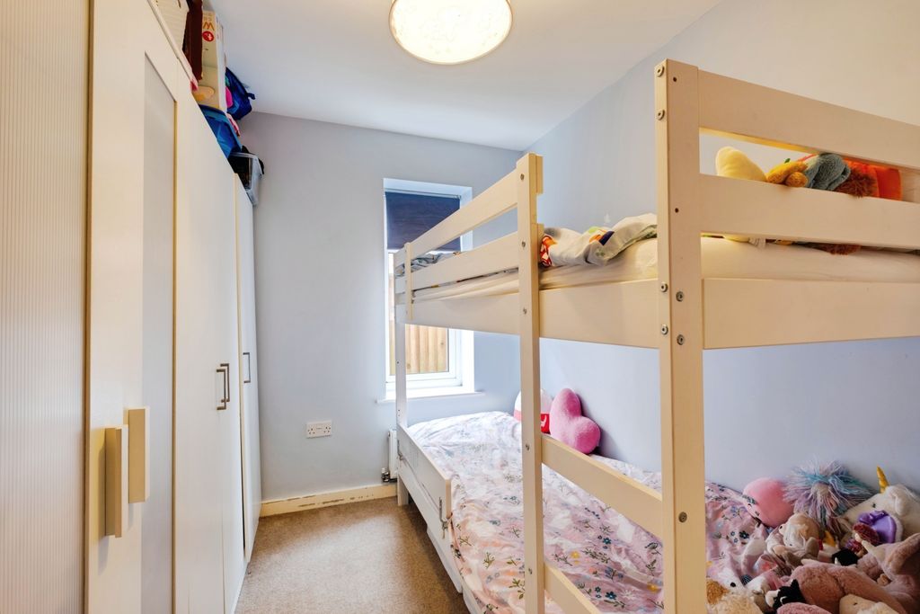 Additional image 13 of 2 bed flat for saleQueen Katherine Road, Lymington SO41