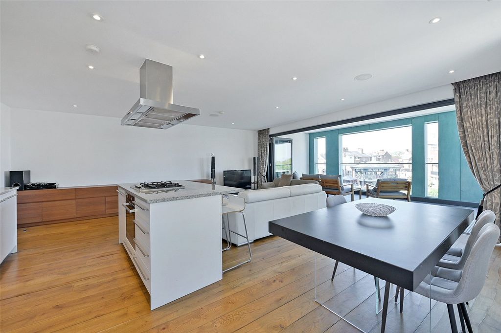 Additional image 4 of 2 bed flat for saleFarm Yard, Windsor, Berkshire SL4