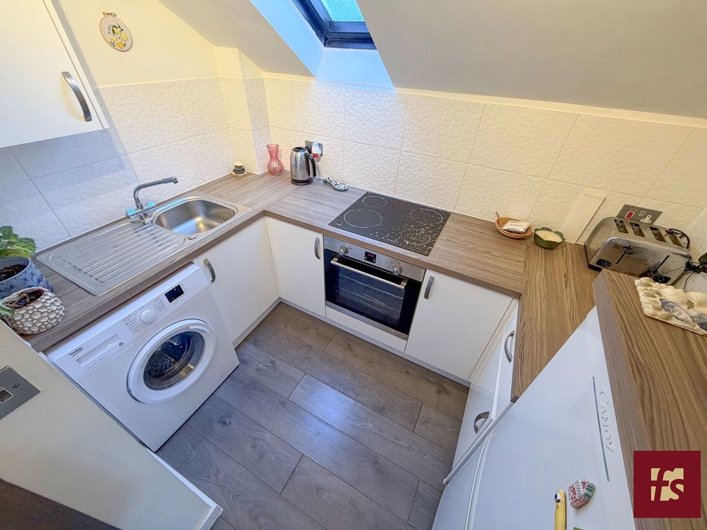 Studio for saleSeymour Court, Crowthorne RG45