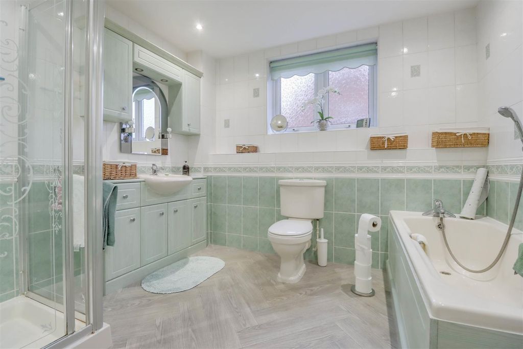 Additional image 3 of 4 bed detached house for saleSwan Lane, Wickford SS11