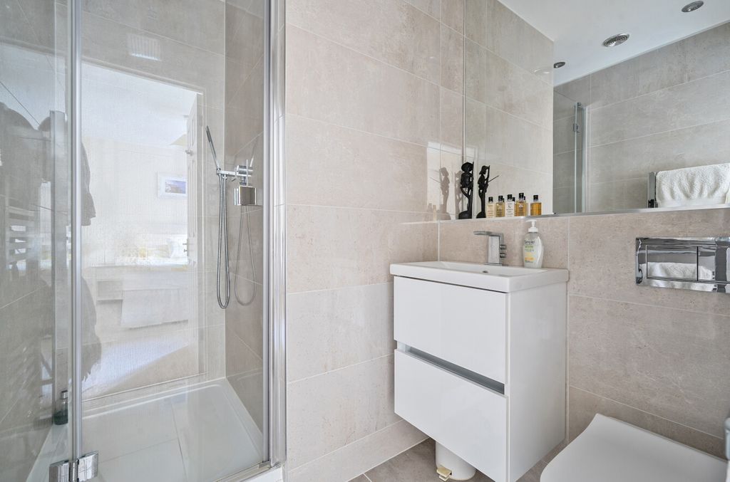 Additional image 21 of 5 bed detached house for saleHollybush Ride, Finchampstead, Wokingham, Berkshire RG40