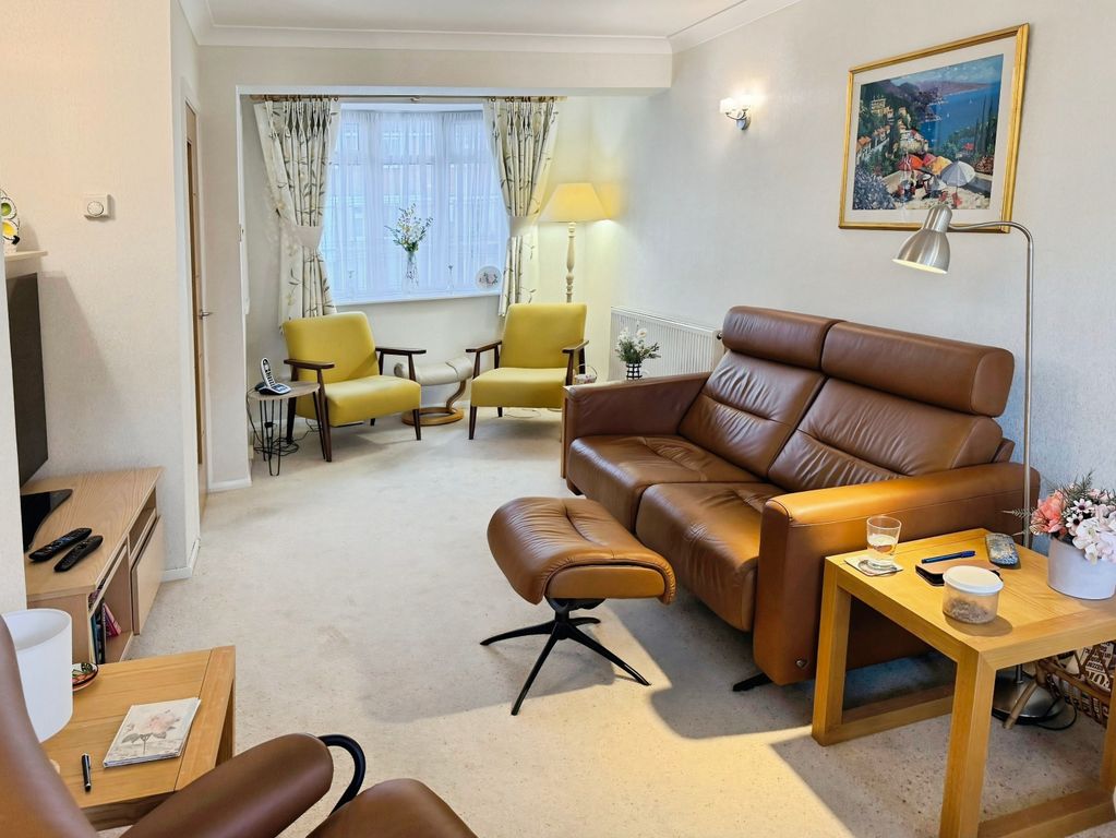 3 bed detached house for saleKensington Close, Oadby, Leicester LE2 photo 2