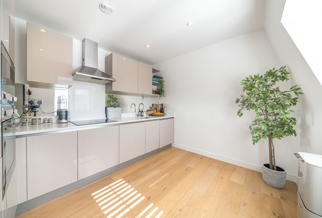 Additional image 8 of 2 bed flat for saleOrchard Court, The Avenue, Worcester Park KT4