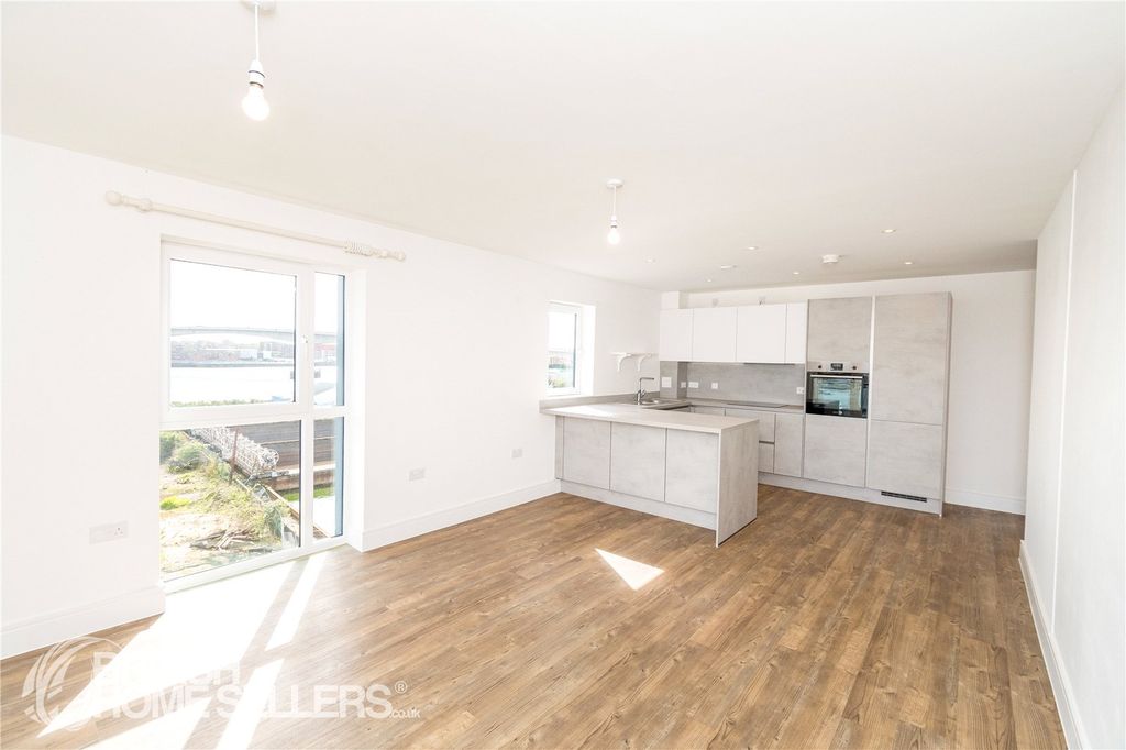 2 bed flat for saleThomas Blake Avenue, Southampton, Hampshire SO14 photo 3