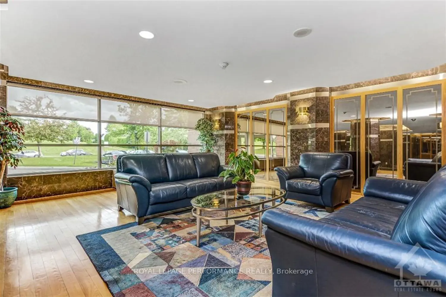 2760 Carousel Crescent 1209 photo 4