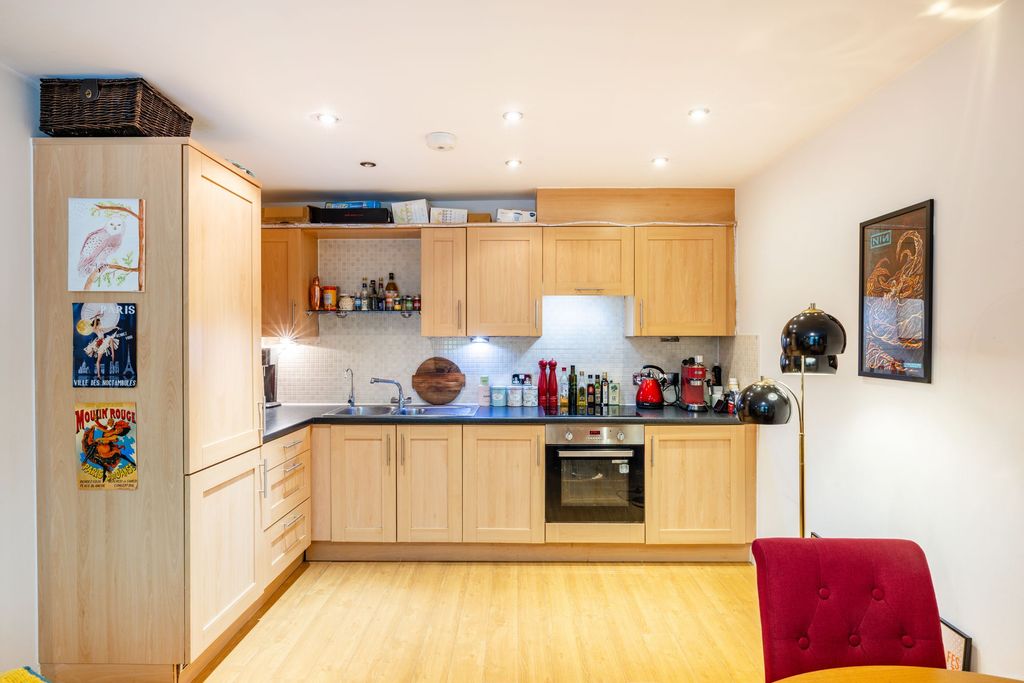 1 bed flat for saleGodstone Road, Whyteleafe CR3
