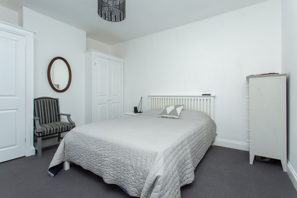 2 bed flat for saleWynn Road, Whitstable, Kent CT5 photo 4