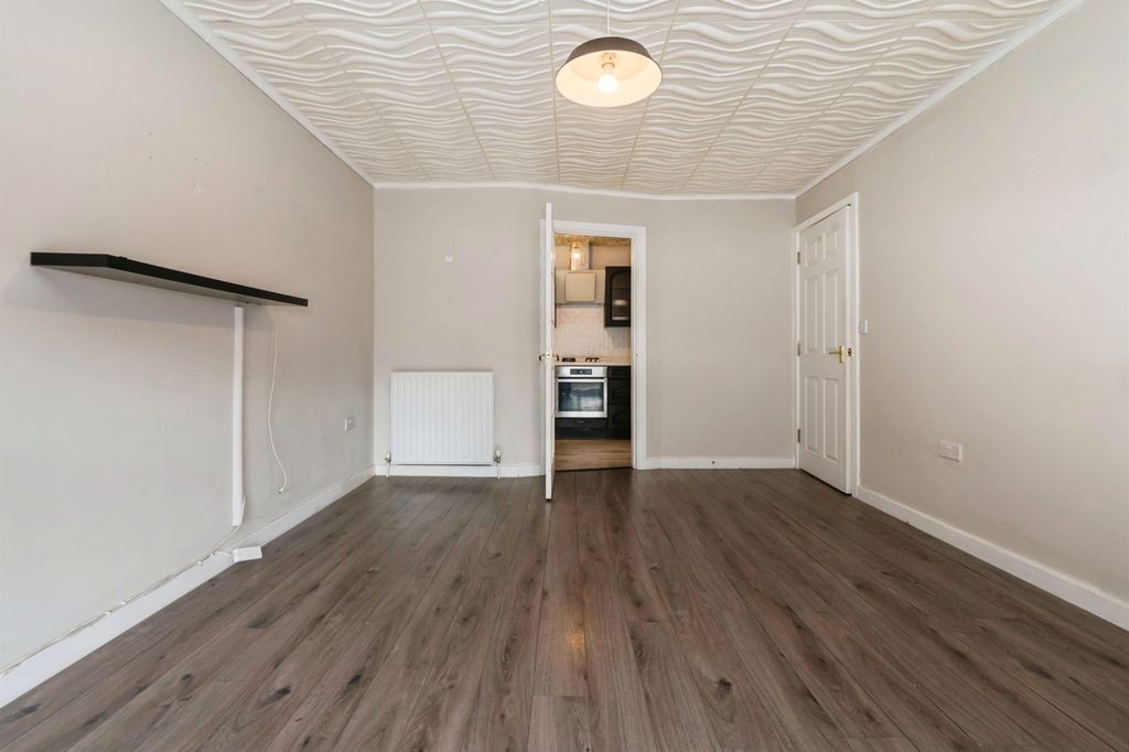 2 bed flat for saleBerwick Close, Southampton SO16 photo 3