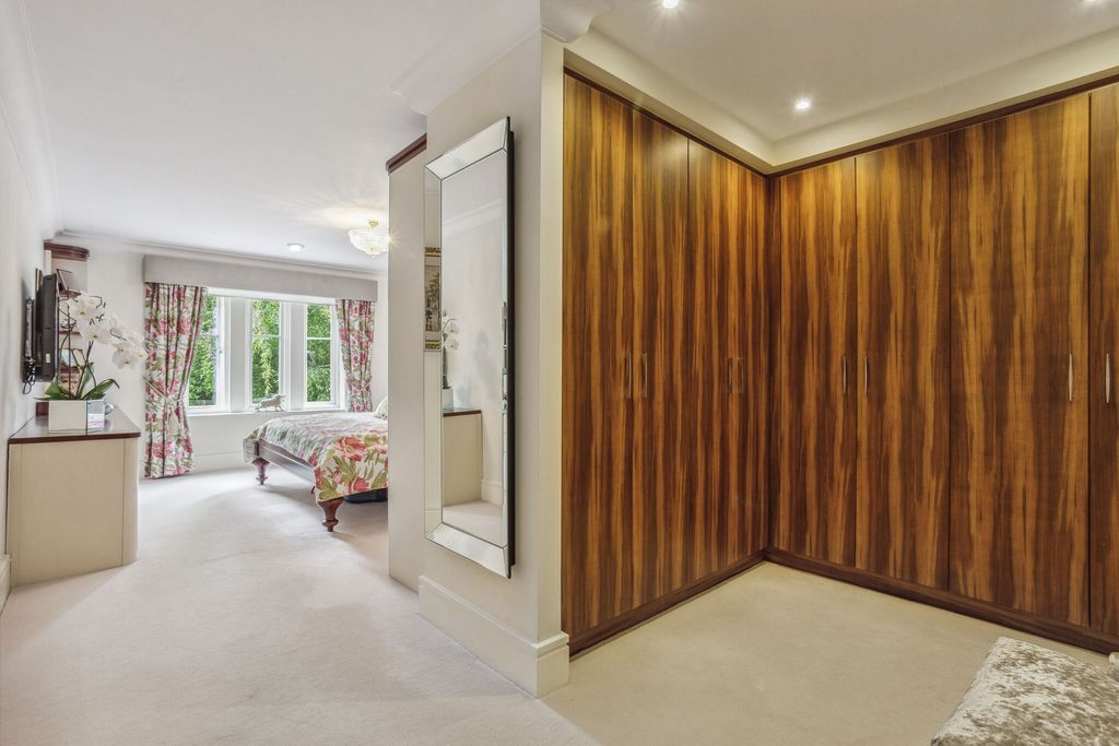 Additional image 10 of 3 bed flat for saleDevenish Road, Ascot SL5