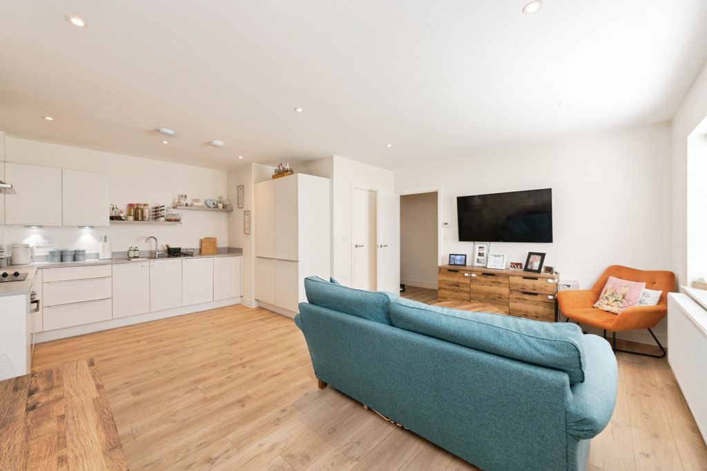 Additional image 5 of 2 bed flat for saleGatehouse Close, Ashford TW15