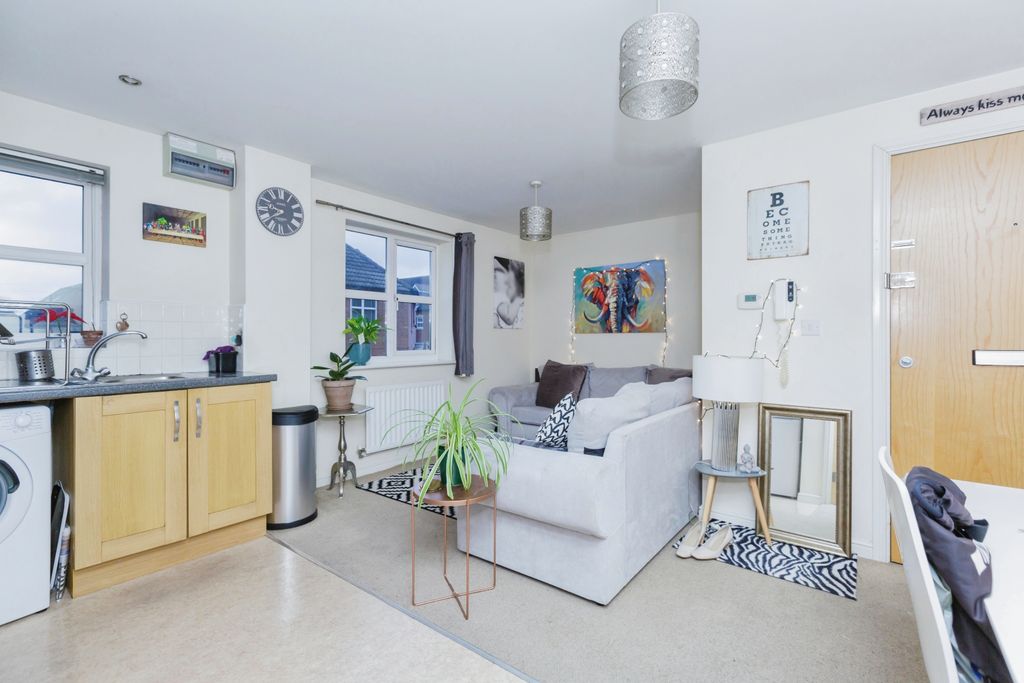 Additional image 5 of 2 bed flat for saleKepwick Road, Hamilton, Leicester, Leicestershire LE5