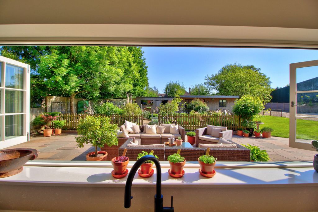 Additional image 9 of 6 bed detached house for saleThe Vale, Wokingham RG40