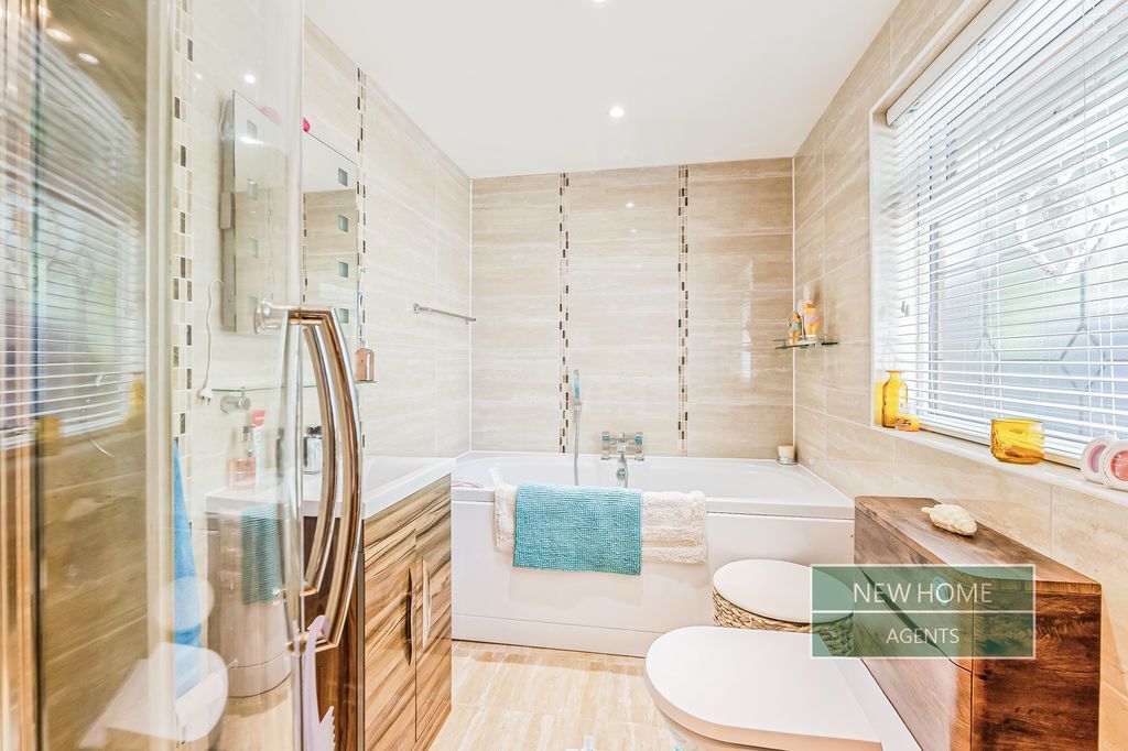 Additional image 16 of 4 bed detached bungalow for saleCanford Avenue, Wickford SS12