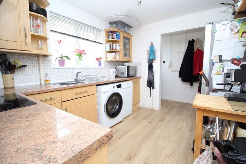 2 bed flat for saleMacarthur Crescent, Southampton SO18 photo 3