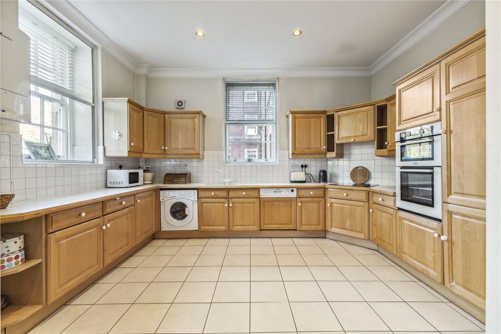 2 bed flat for salePeninsula Square, Winchester, Hampshire SO23 photo 5