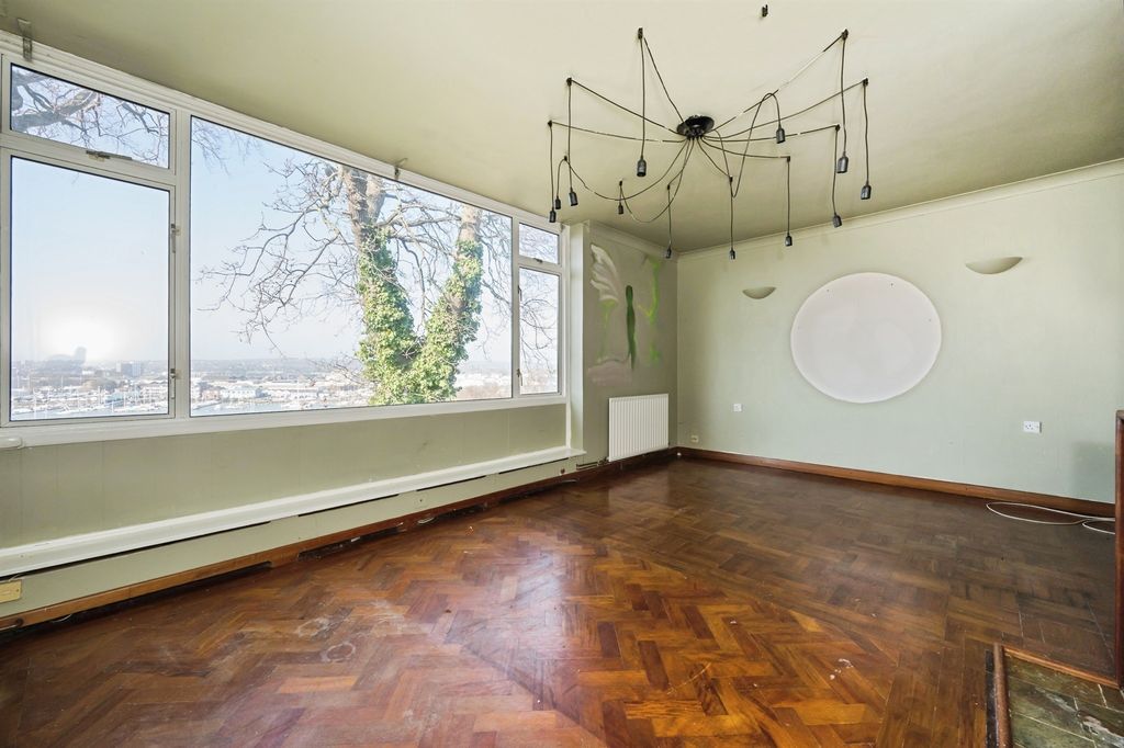 4 bed bungalow for saleBryanston Road, Southampton SO19 photo 2